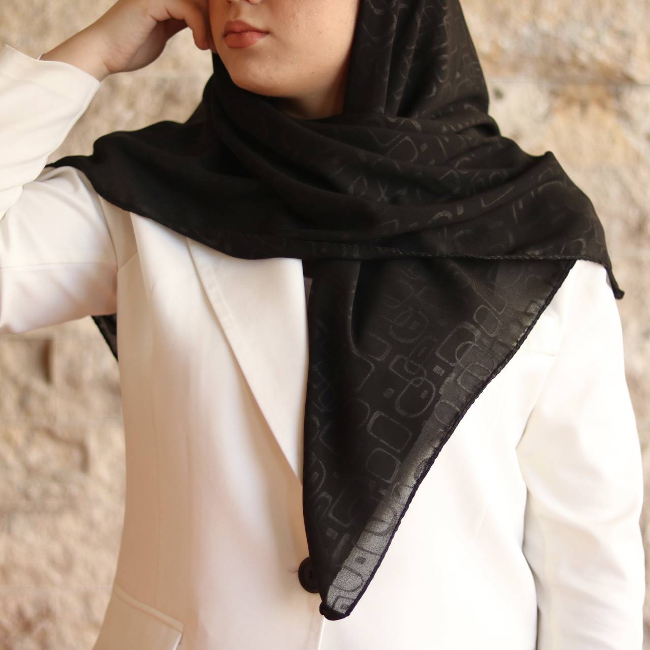 روسری مشکی کرپ طرح هندسی